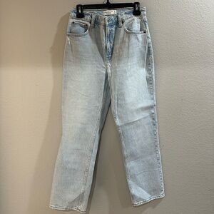 Abercrombie & Fitch
The 90s Straight Ultra High Rise
Light Blue Denim Jeans